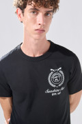 Camiseta en algodón negra con manga corta y texto college
