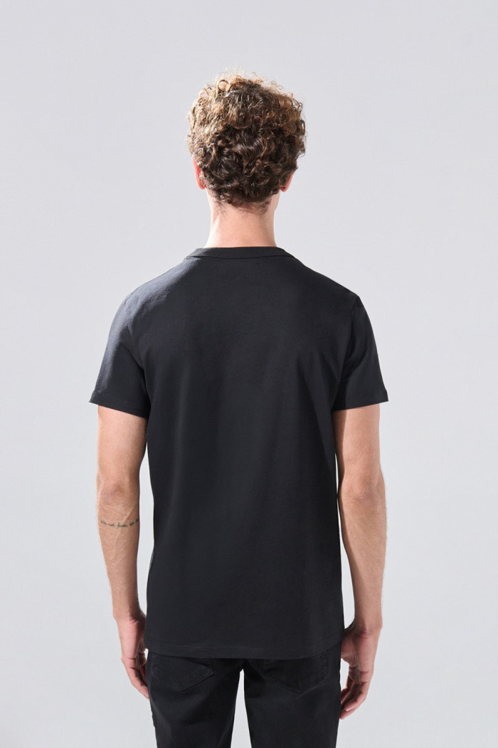 Camiseta en algodón negra con manga corta y texto college
