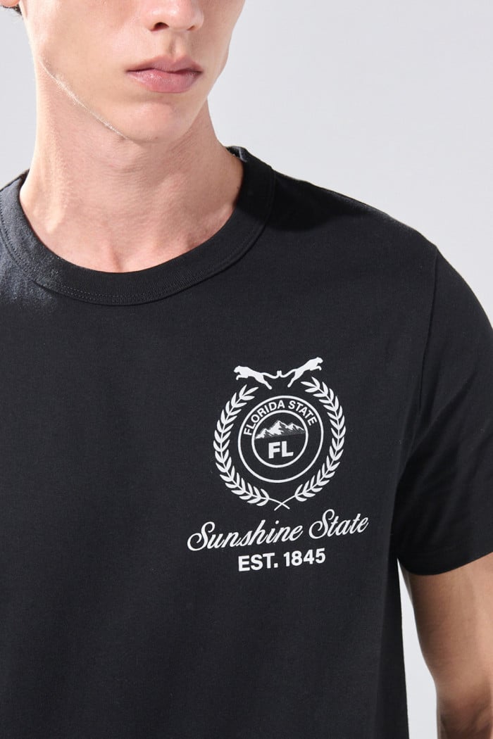 Camiseta en algodón negra con manga corta y texto college

