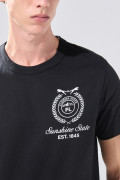 Camiseta en algodón negra con manga corta y texto college
