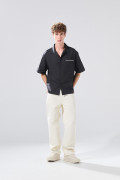 Camisa negra con cuello resort, botones y texto de Poetry
