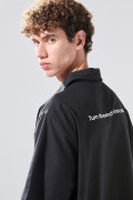 Camisa negra con cuello resort, botones y texto de Poetry
