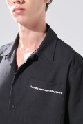 Camisa negra con cuello resort, botones y texto de Poetry
