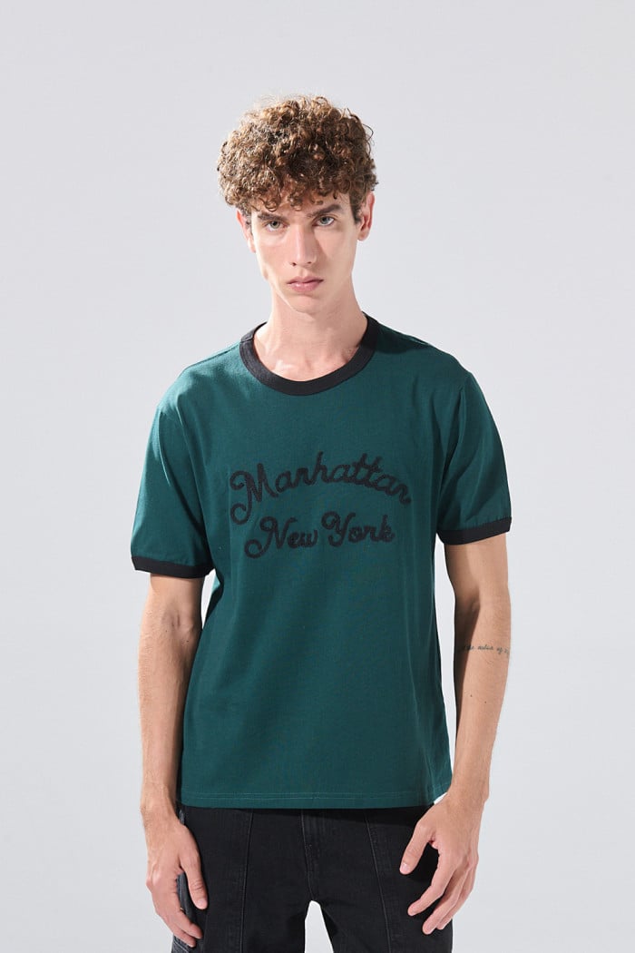 Camiseta cuello redondo en algodón verde con diseño college
