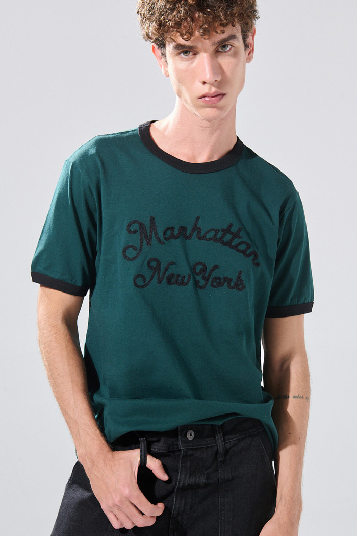Camiseta cuello redondo en algodón verde con diseño college
