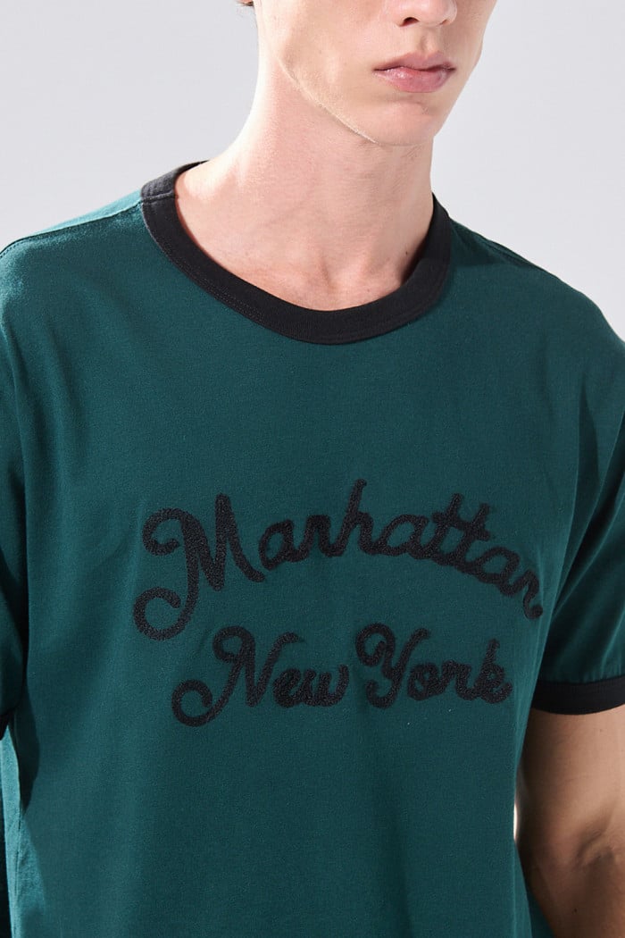 Camiseta cuello redondo en algodón verde con diseño college
