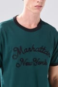 Camiseta cuello redondo en algodón verde con diseño college
