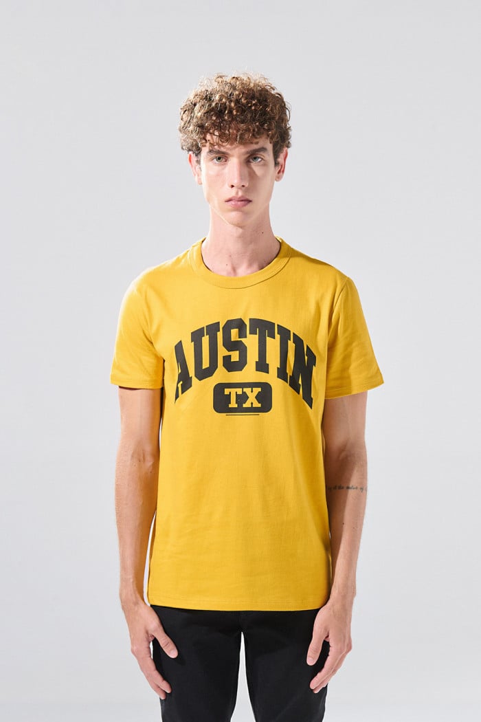 Camiseta amarilla oscura manga corta con diseño college
