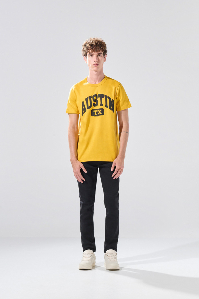 Camiseta amarilla oscura manga corta con diseño college
