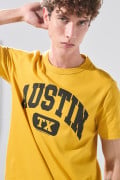 Camiseta amarilla oscura manga corta con diseño college
