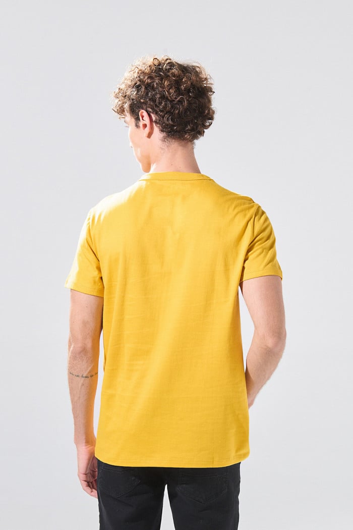 Camiseta amarilla oscura manga corta con diseño college
