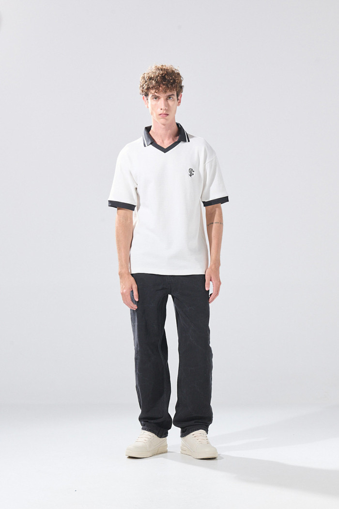 Camiseta crema clara con diseño college y cuello polo
