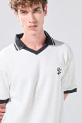 Camiseta crema clara con diseño college y cuello polo
