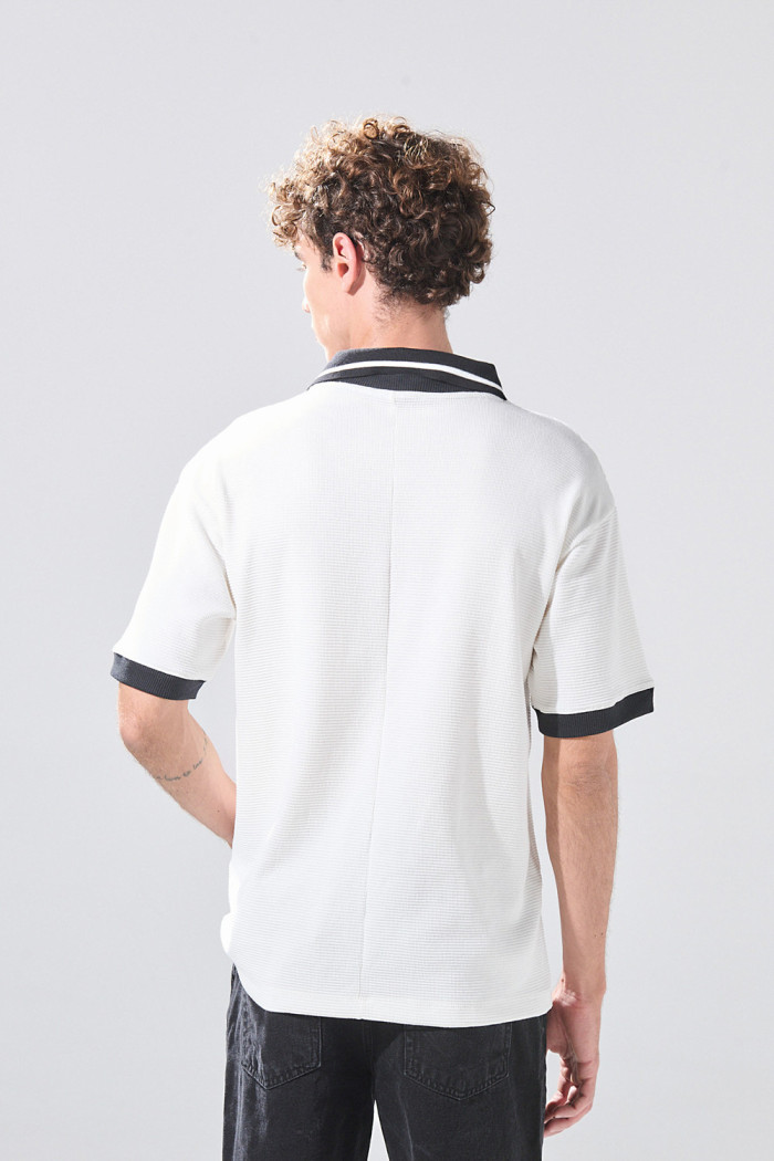 Camiseta crema clara con diseño college y cuello polo
