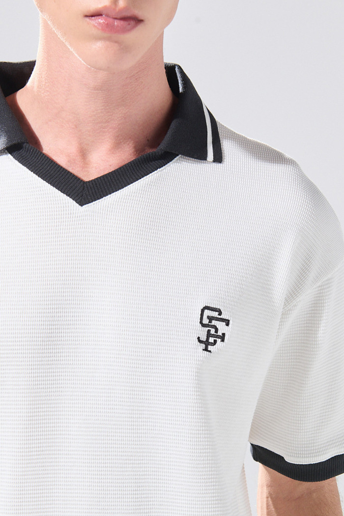 Camiseta crema clara con diseño college y cuello polo
