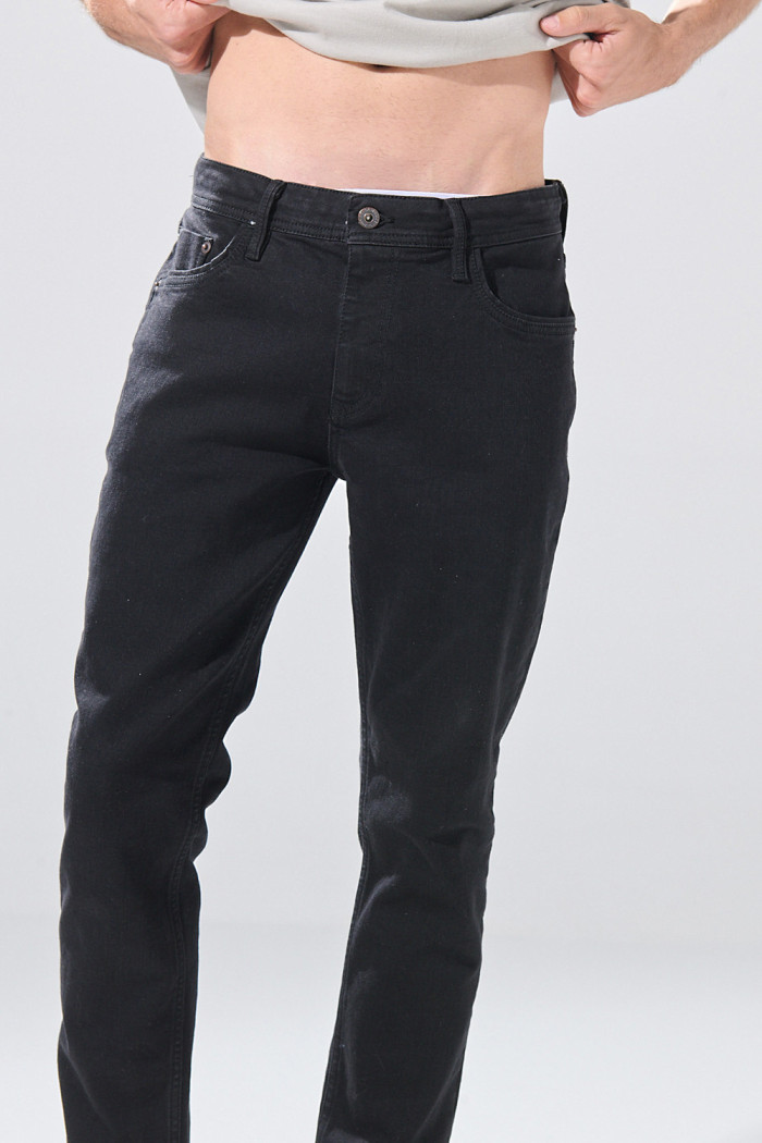 Jean negro infaltables skinny con cremallera y tiro bajo
