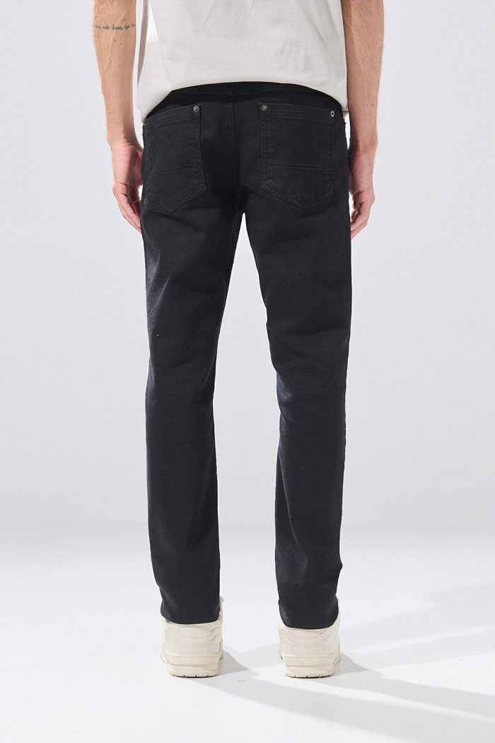 Jean negro infaltables skinny con cremallera y tiro bajo
