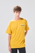 Camiseta amarilla con diseño college y manga corta
