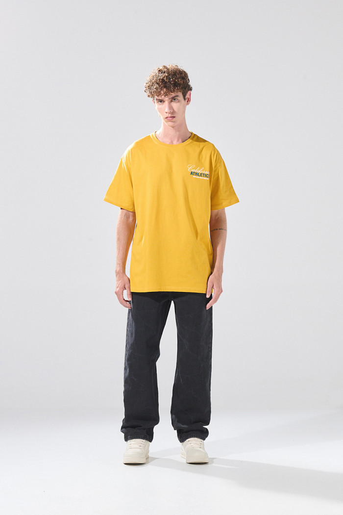 Camiseta amarilla con diseño college y manga corta
