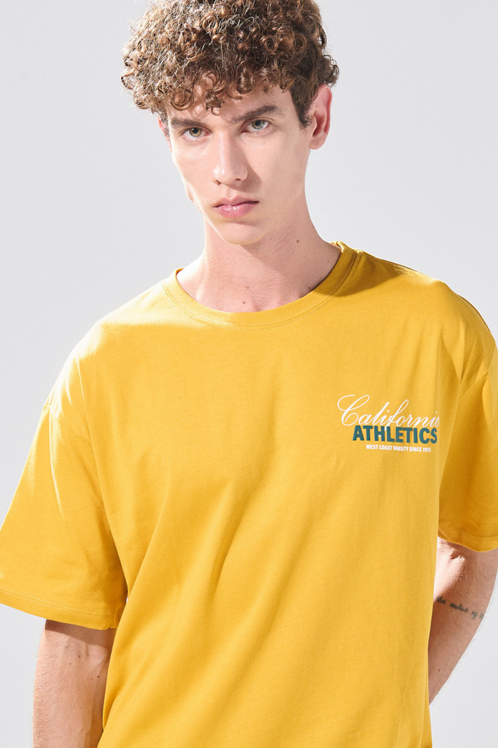 Camiseta amarilla con diseño college y manga corta
