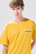 Camiseta amarilla con diseño college y manga corta
