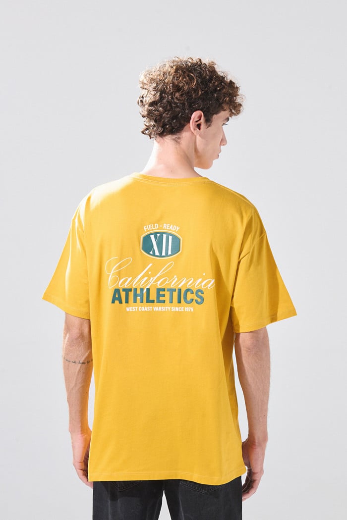 Camiseta amarilla con diseño college y manga corta
