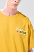 Camiseta amarilla con diseño college y manga corta

