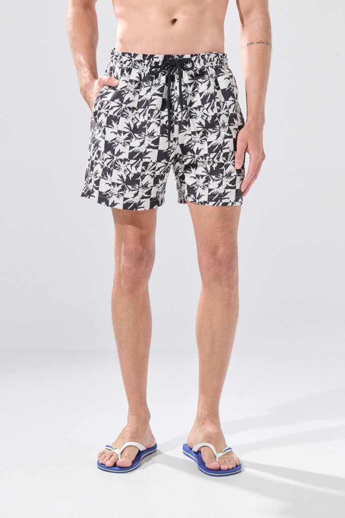 Bermuda playera kaki con diseños de cuadros y palmeras
