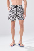 Bermuda playera kaki con diseños de cuadros y palmeras

