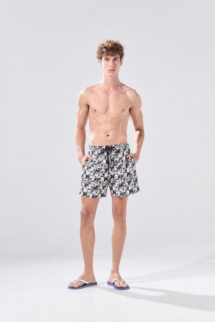 Bermuda playera kaki con diseños de cuadros y palmeras
