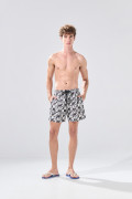 Bermuda playera kaki con diseños de cuadros y palmeras
