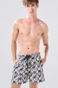 Bermuda playera kaki con diseños de cuadros y palmeras
