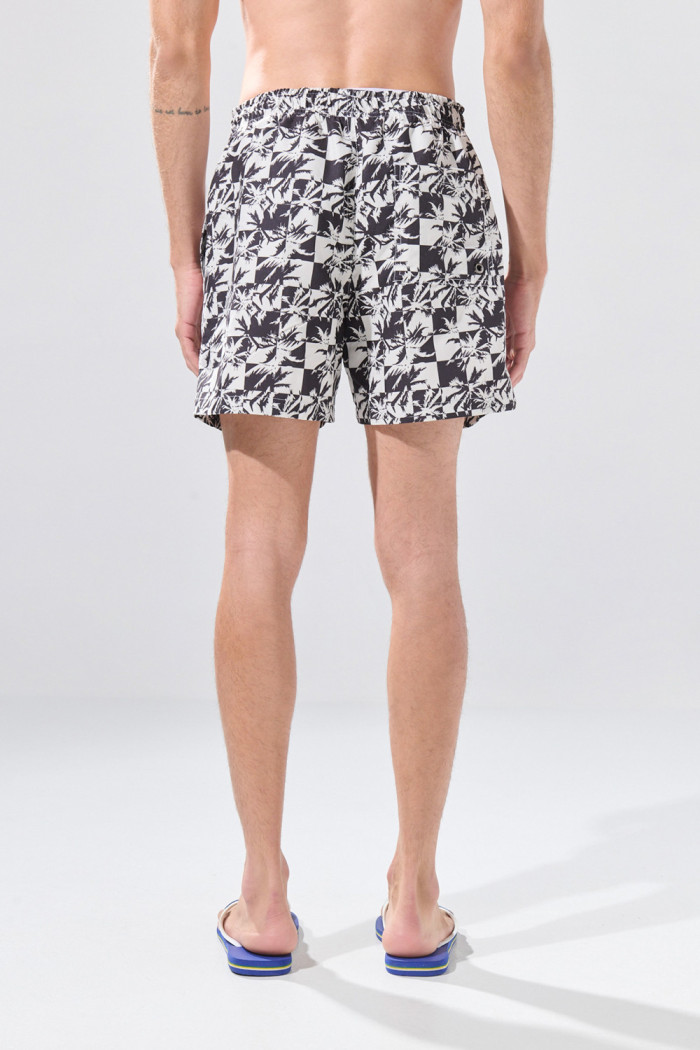 Bermuda playera kaki con diseños de cuadros y palmeras
