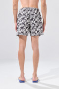 Bermuda playera kaki con diseños de cuadros y palmeras
