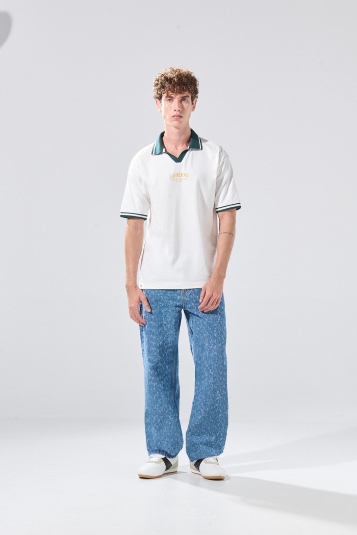 Camiseta manga corta crema con cuello polo y diseño college