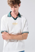 Camiseta manga corta crema con cuello polo y diseño college