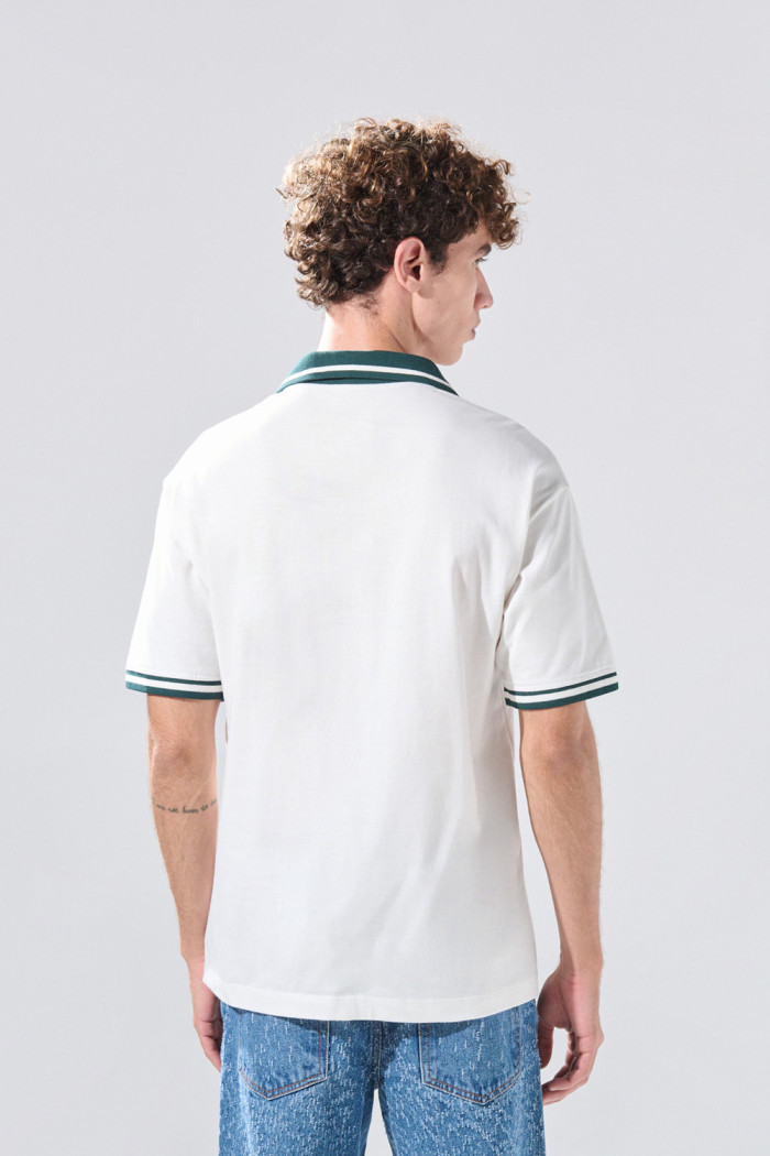 Camiseta manga corta crema con cuello polo y diseño college