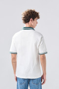 Camiseta manga corta crema con cuello polo y diseño college