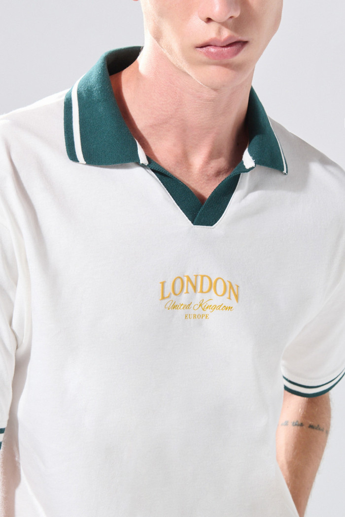 Camiseta manga corta crema con cuello polo y diseño college