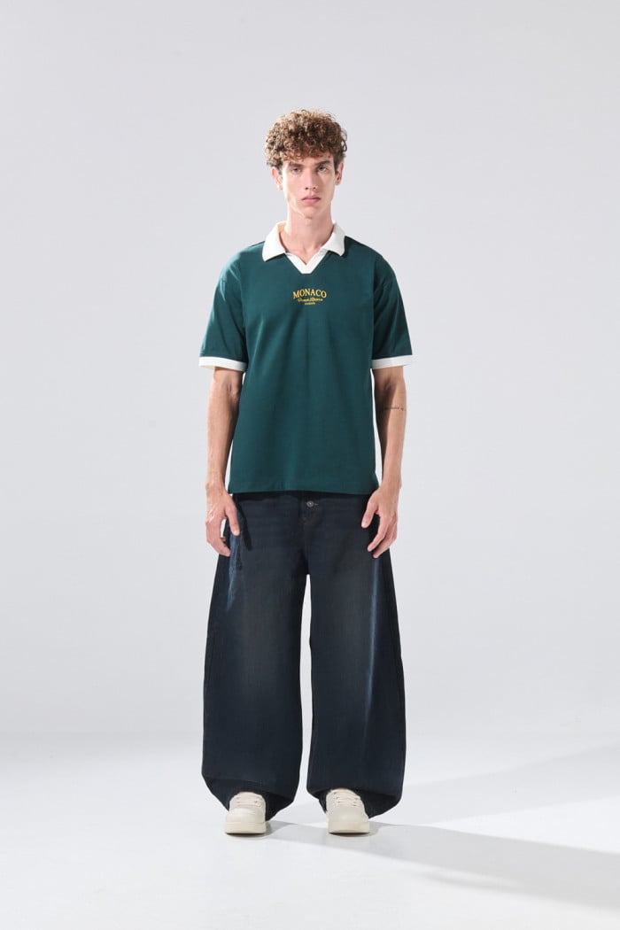 Camiseta verde oscura con cuello polo y estampado college