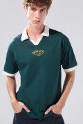 Camiseta verde oscura con cuello polo y estampado college