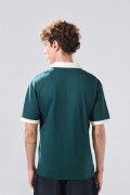 Camiseta verde oscura con cuello polo y estampado college