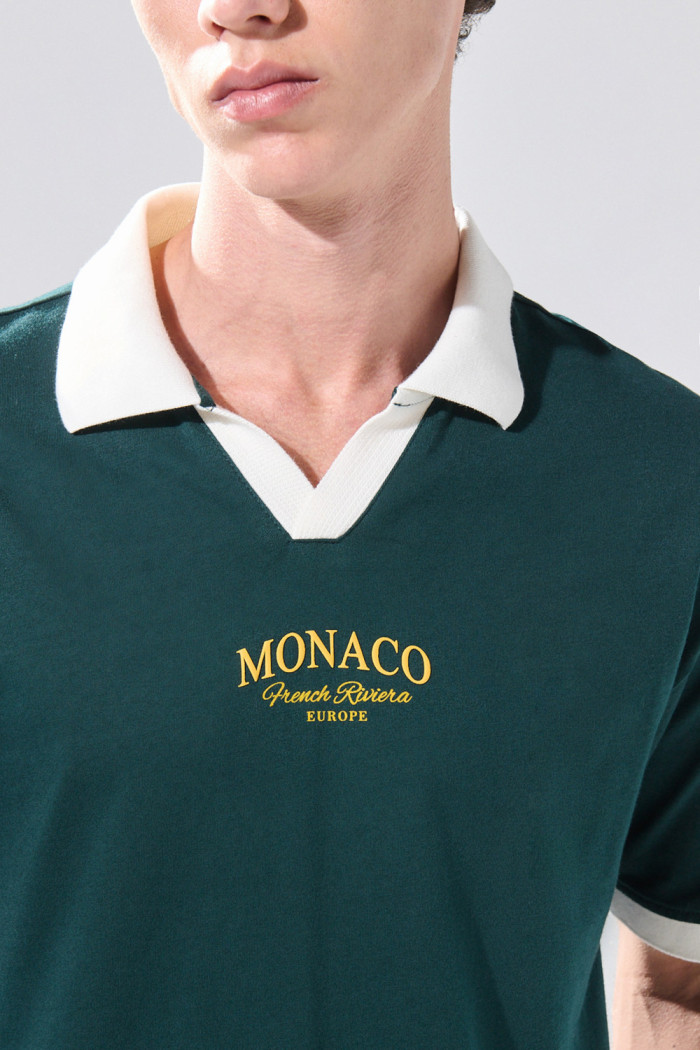 Camiseta verde oscura con cuello polo y estampado college