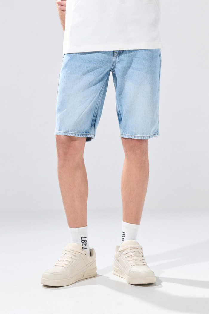 Bermuda infaltables slim de jean azul clara con tiro bajo
