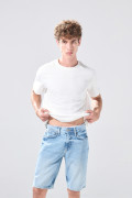 Bermuda infaltables slim de jean azul clara con tiro bajo

