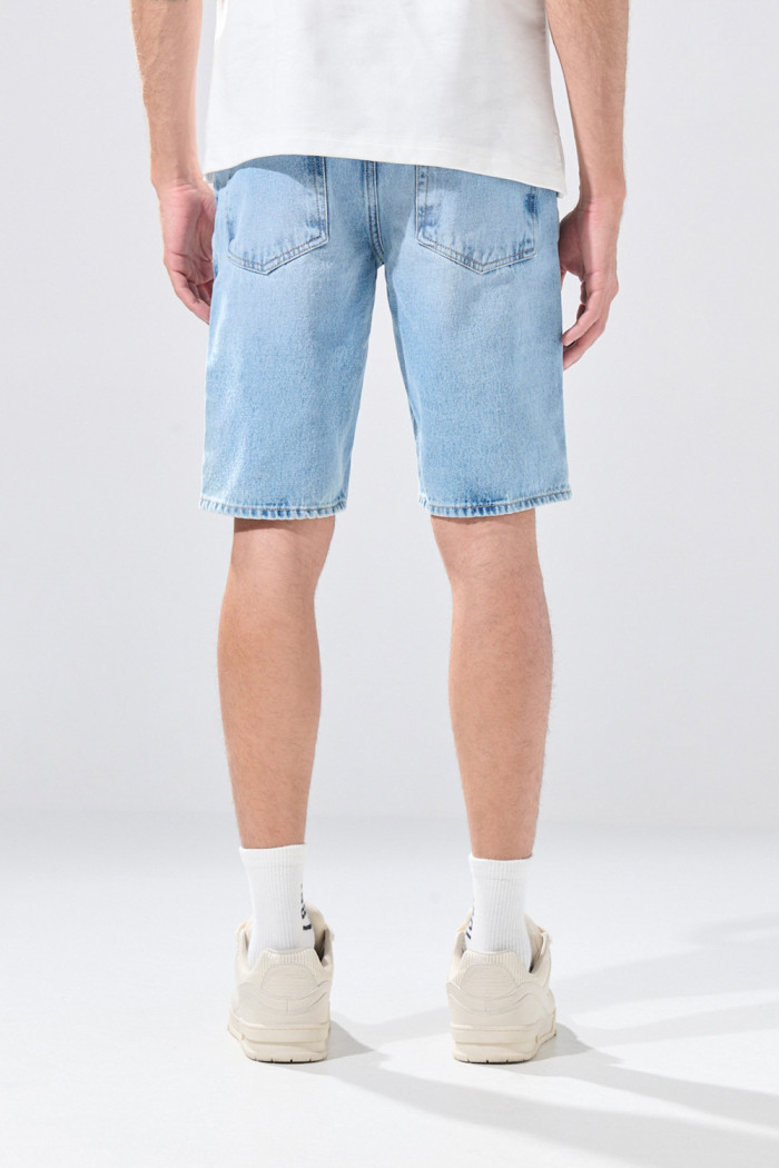 Bermuda infaltables slim de jean azul clara con tiro bajo
