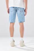 Bermuda infaltables slim de jean azul clara con tiro bajo

