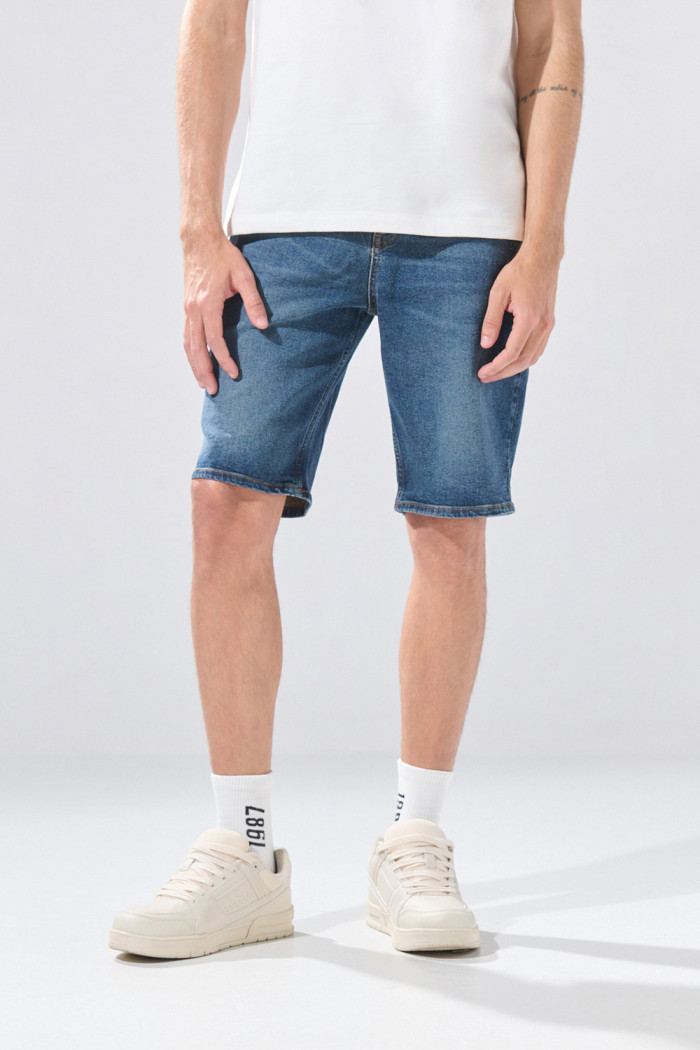 Bermuda slim infaltables de jean azul oscura con tiro bajo
