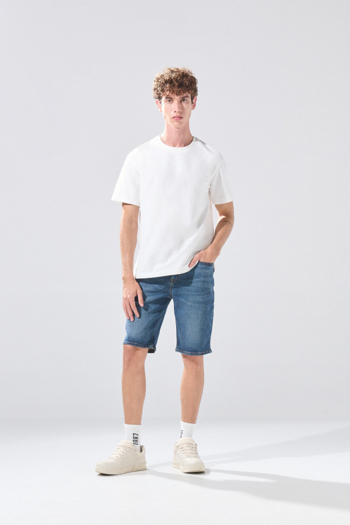 Bermuda slim infaltables de jean azul oscura con tiro bajo
