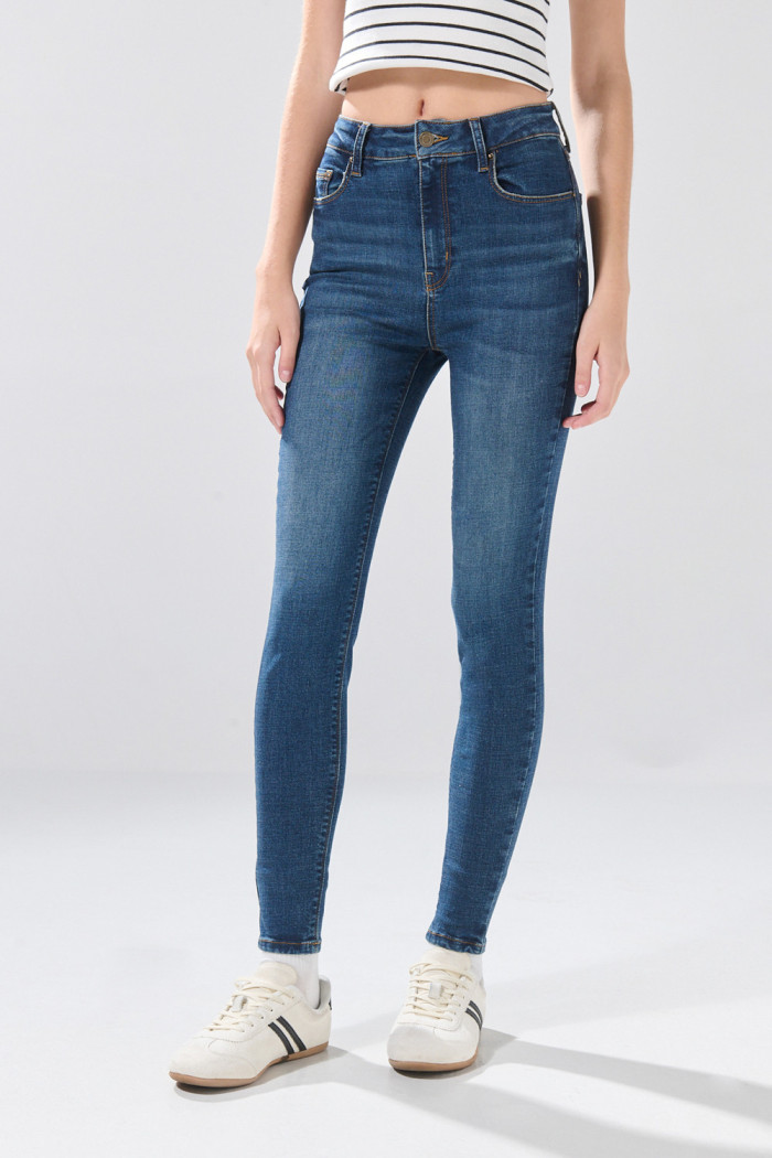 Jean súper skinny infaltables azul oscuro con 5 bolsillos
